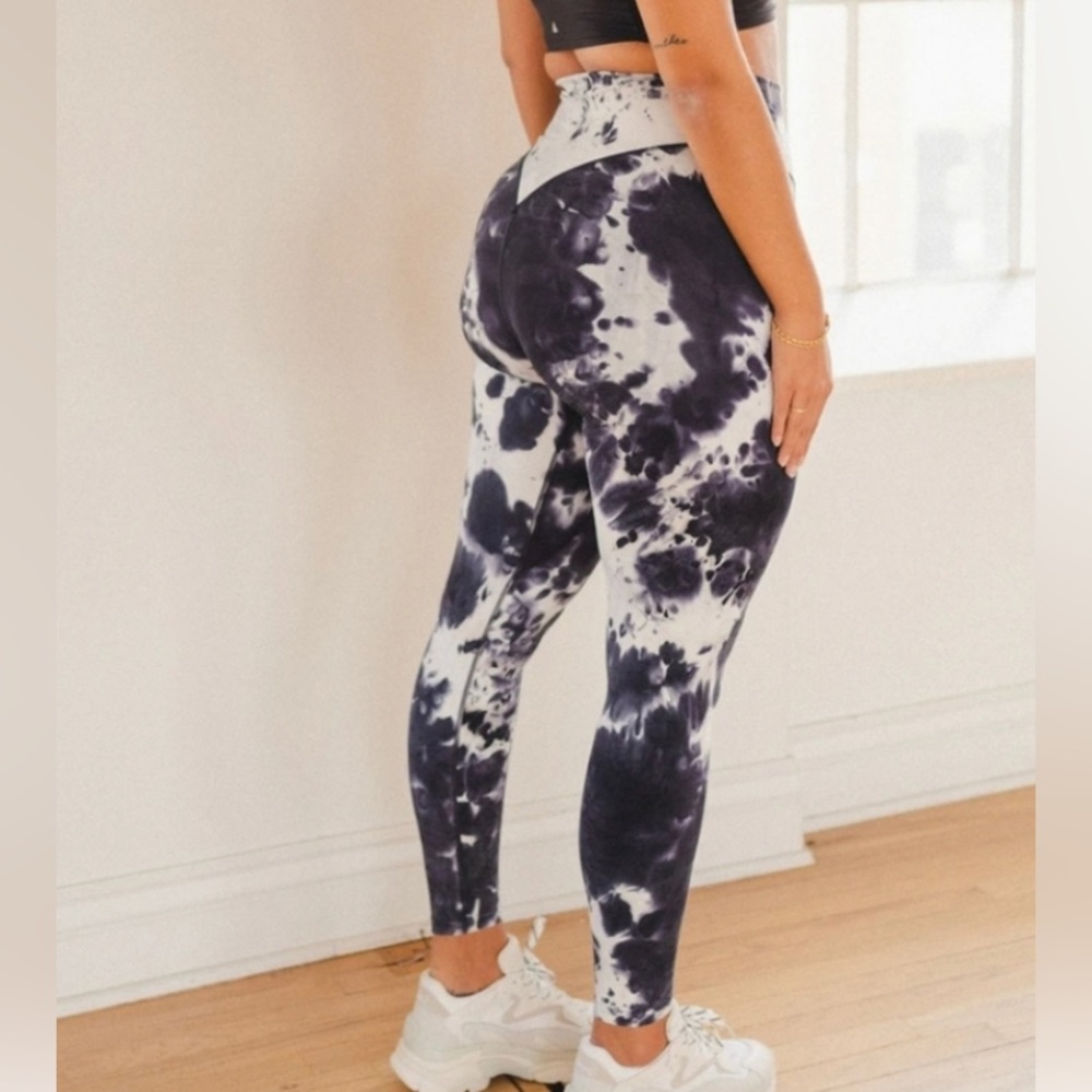 Balance Athletica leggings tie dye black and white NWT